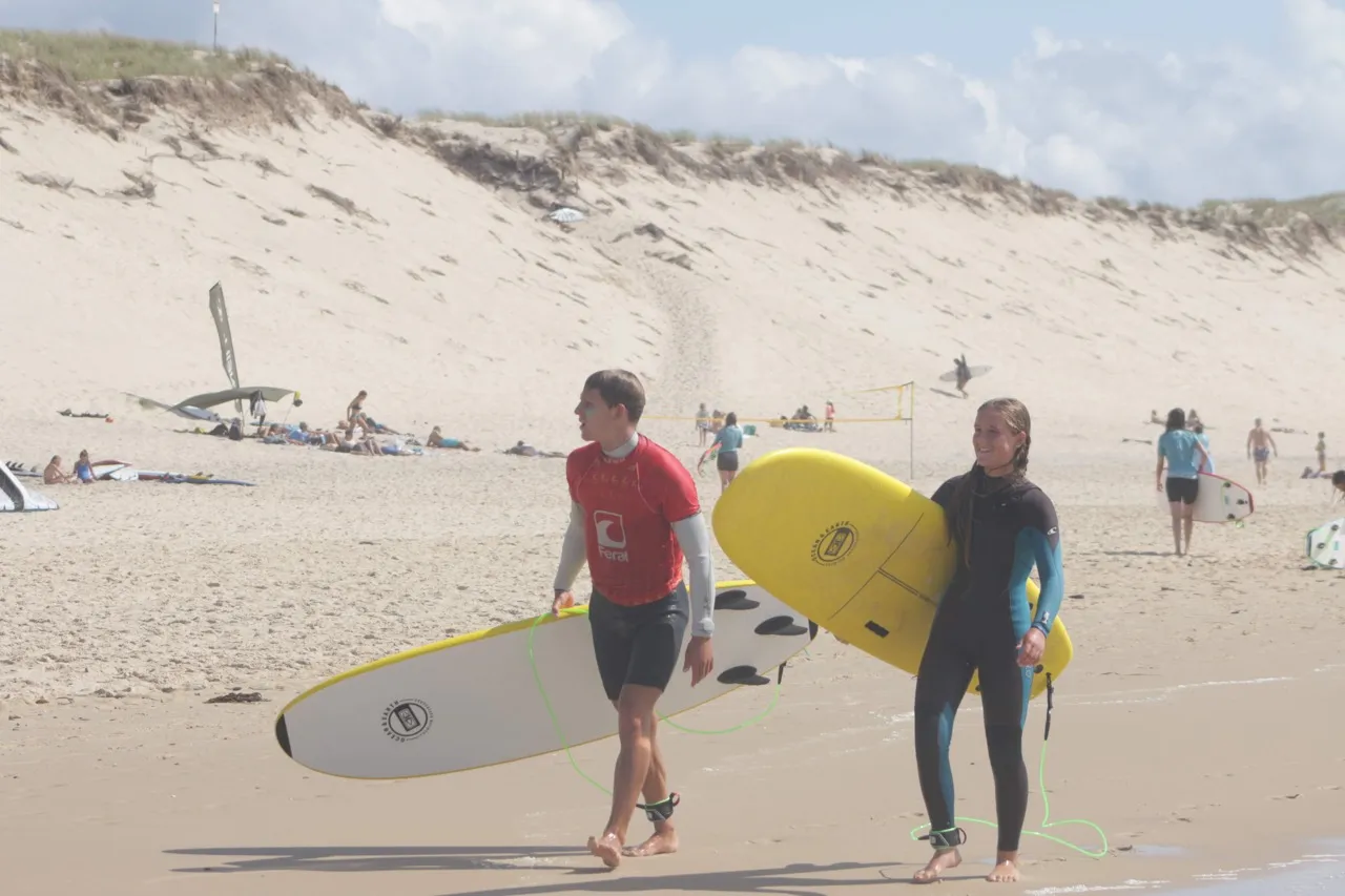 Ben coaching an individual as they walk between surf breaks